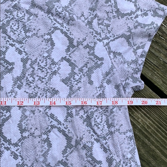 🌻 5 for $25 H&M Python Snake Basic Tee Large - Picture 3 of 6